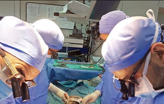 لحظه انجام پیوند قلب توسط جراحان ایرانی در اتاق عمل بیمارستان رویال مسقط – فروردین ۱۴۰۴
