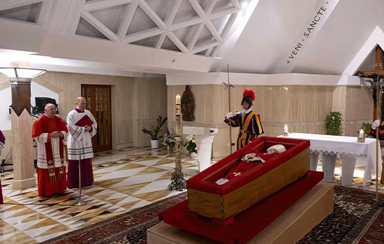 پیام تسلیت سلطان عمان به واتیکان در پی درگذشت پاپ فرانسیس 3 پیکر پاپ فرانسیس در تابوت در کلیسای واتیکان با حضور کاردینالها و گارد سوئیسی