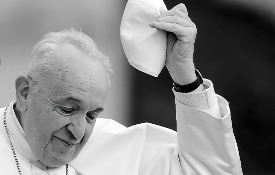 پیام تسلیت سلطان عمان به واتیکان در پی درگذشت پاپ فرانسیس 2 پاپ فرانسیس، نخستین پاپ اهل آمریکای لاتین، لحظهای از مراسم رسمی واتیکان – تصویر سیاه و سفید