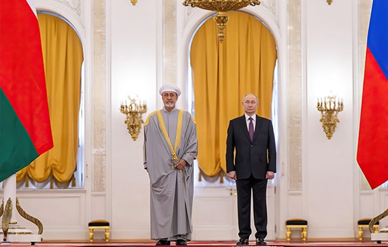 هیثم بن طارق، سلطان عمان، و ولادیمیر پوتین، رئیس‌جمهور روسیه، در مراسم استقبال رسمی در کاخ کرملین، آوریل ۲۰۲۵