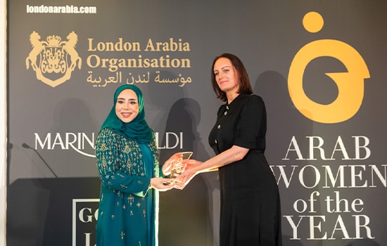 سیده میّان بنت شهاب در حال دریافت جایزه زن عرب سال ۲۰۲۵ در مراسم لندن
