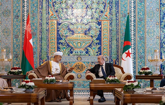 دیدار رسمی سلطان هیثم بن طارق با رئیس‌جمهور عبدالمجید تبون در کاخ ریاست‌جمهوری الجزایر با پرچم‌های دو کشور در پس‌زمینه