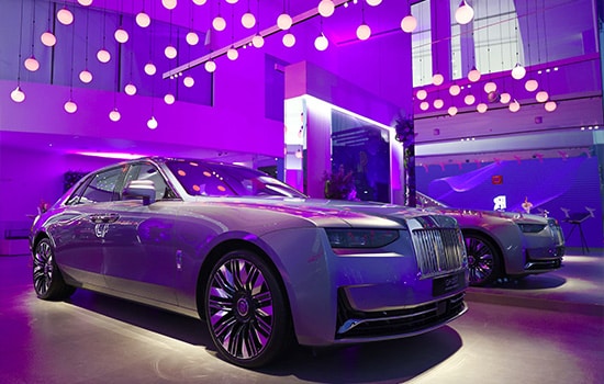 Rolls-Royce Opens New Showroom in Muscat: A New Era for Luxury Cars in Oman 3 Close-up of a customized Rolls-Royce on display inside the new showroom in Muscat