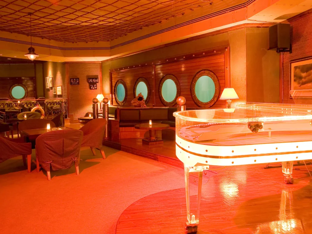 دیسکو در عمان 2023 | زندگی شبانه در عمان 9 بار جان بری (John Barry)