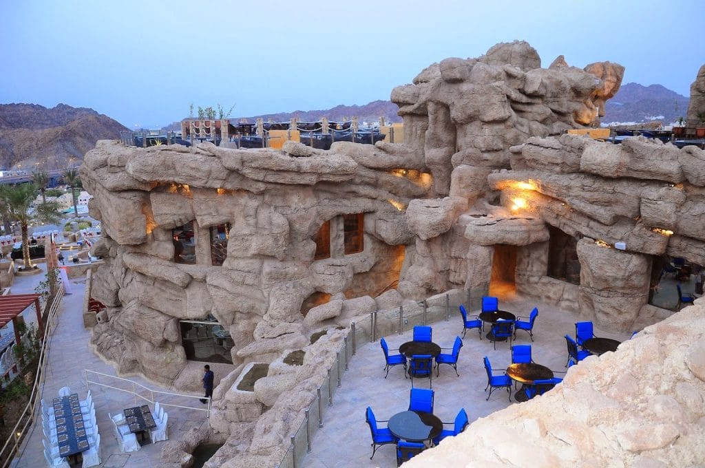 دیسکو در عمان 2023 | زندگی شبانه در عمان 3 بار، رستوران یا دیسکوی الکهف (Cave)