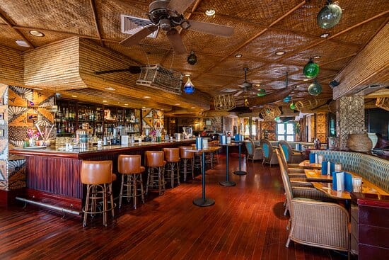 دیسکو در عمان 2023 | زندگی شبانه در عمان 6 بار تریدر ویکس (Trader Vic's)