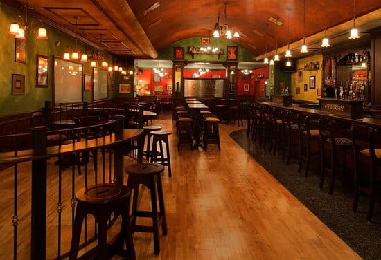 دیسکو در عمان 2023 | زندگی شبانه در عمان 4 بار ایرلندی اُمالیز (O’Malley’s)