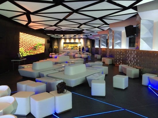 دیسکو در عمان 2023 | زندگی شبانه در عمان 8 آن دِ راک (On The Rocks)