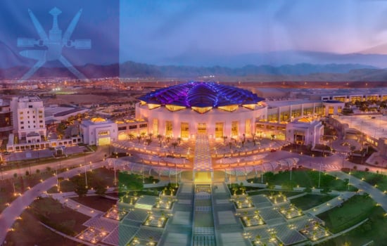 صورة لمركز معارض عُمان ليلاً