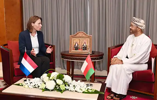 دیدار وزیر امور خارجه عمان با جمعی از همتایان کشورهای اتحادیه اروپا و شورای همکاری خلیج فارس 3 وزیر امور خارجه عمان در دیدار با هانکه بروینز اسلات