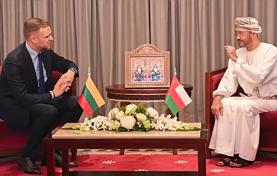 دیدار وزیر امور خارجه عمان با جمعی از همتایان کشورهای اتحادیه اروپا و شورای همکاری خلیج فارس 4 وزیر امور خارجه عمان در دیدار با گابریلیوس لاندسبرگیس