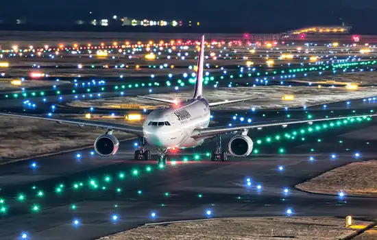 تصویر هواپیما در باند فرودگاه