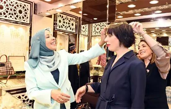 The Swiss Presidents spouse visited the Mutrah Souq 2