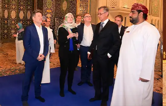 معاون صدراعظم آلمان از مسجد جامع سلطان قابوس بازدید کرد