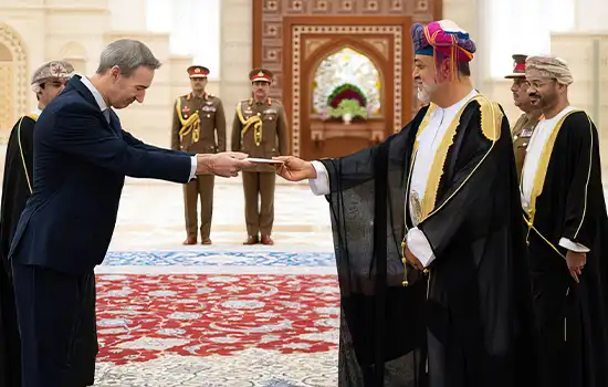 سلطان عمان استوارنامه سفرای جدید نه کشور را دریافت کرد 5 عکس مراسم رسمی دریافت استوارنامهها توسط سلطان عمان، که در آن یکی از سفرا در حال تقدیم استوارنامه خود به سلطان است.