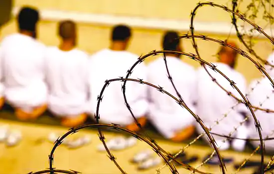 us transfers guantanamo prisoners to oman en1