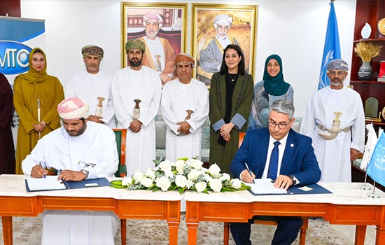 اولین کارخانه پنیر شتر در عمان؛ آغاز ساخت در رخیوت با محوریت زنان روستایی 2 امضای قرارداد احداث نخستین کارخانه تولید پنیر شتر در ظفار؛ گامی برای توانمندسازی زنان روستایی عمان