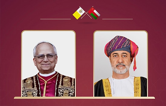 تصویر رسمی سلطان عمان و پاپ لئو چهاردهم با پرچم‌های عمان و واتیکان در بالای قاب