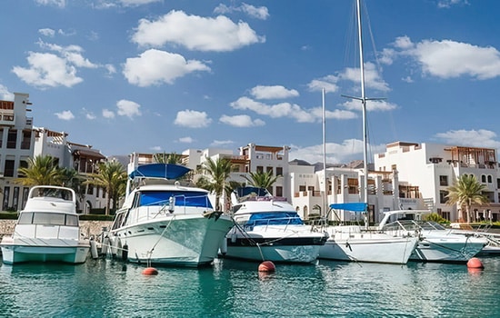 قایق‌های تفریحی لوکس در مقابل مجتمع‌های ساحلی مدرن در عمان