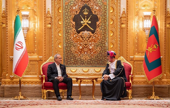 نشست رسمی سلطان عمان و رئیس‌جمهور ایران در قصر العلم