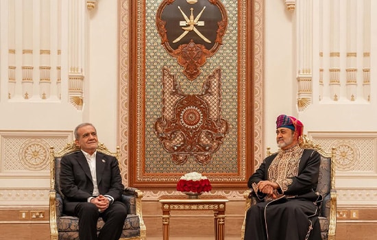 مهمانی رسمی سلطان عمان برای رئیس‌جمهور ایران؛ تبادل هدایای فرهنگی میان تهران و مسقط