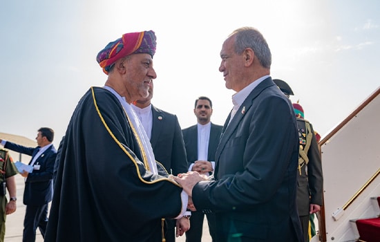 ورود رسمی رئیس‌جمهوری ایران به عمان برای دیداری دو روزه