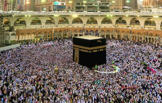 آمار رسمی حج عمان اعلام شد؛ آمادگی زائران عمانی و مقیم برای حج 2025 12 زائران در حال طواف خانه کعبه در مسجدالحرام در ایام حج