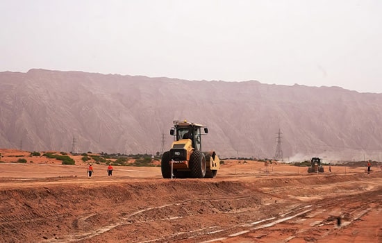 آغاز عملیات زیرسازی پروژه راه‌آهن عمان-امارات با استفاده از ماشین‌آلات سنگین در مناطق کوهستانی عمان