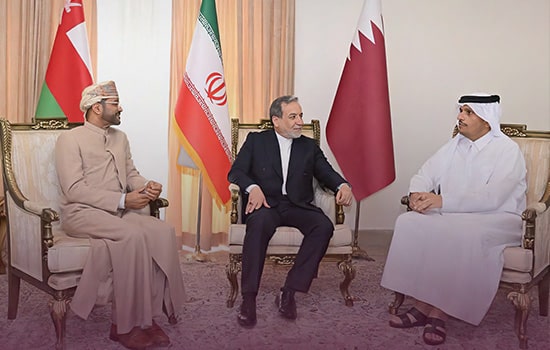 ملاقات بین وزرای خارجی عمان ، ایران و قطر در مورد دیپلماسی منطقه ای در تهران ، با پرچم های سه کشور در پس زمینه.