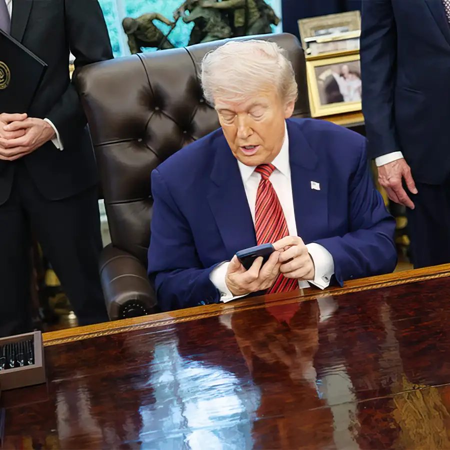 دونالد ترامپ، رئیس‌جمهور آمریکا، در حال بررسی پیام‌ها با موبایل در دفتر کار خود؛ هم‌زمان با اعلام خروج نیروهای آمریکا از خاورمیانه